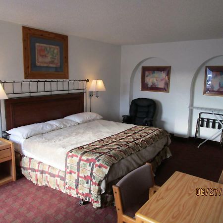 North Country Inn & Suites Mandan Bagian luar foto