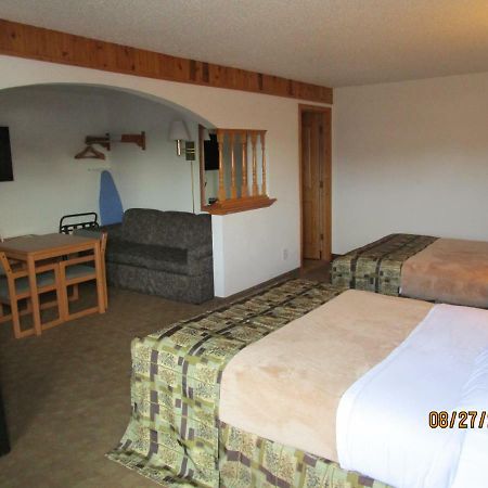 North Country Inn & Suites Mandan Bagian luar foto