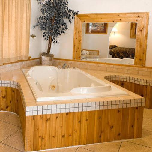 North Country Inn & Suites Mandan Bagian luar foto