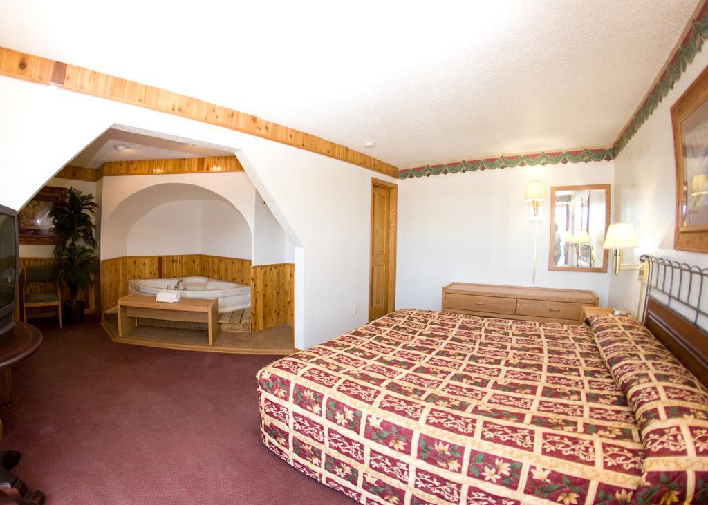 North Country Inn & Suites Mandan Bagian luar foto