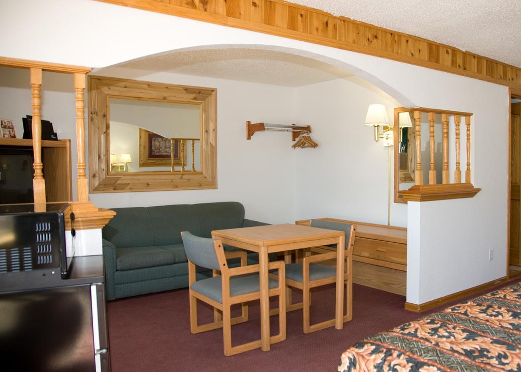 North Country Inn & Suites Mandan Bagian luar foto