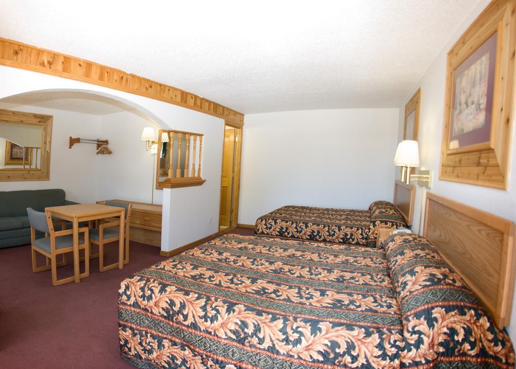 North Country Inn & Suites Mandan Bagian luar foto