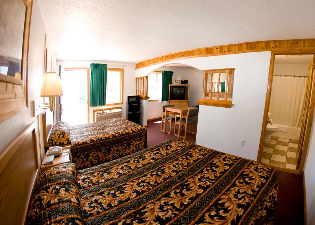 North Country Inn & Suites Mandan Bagian luar foto