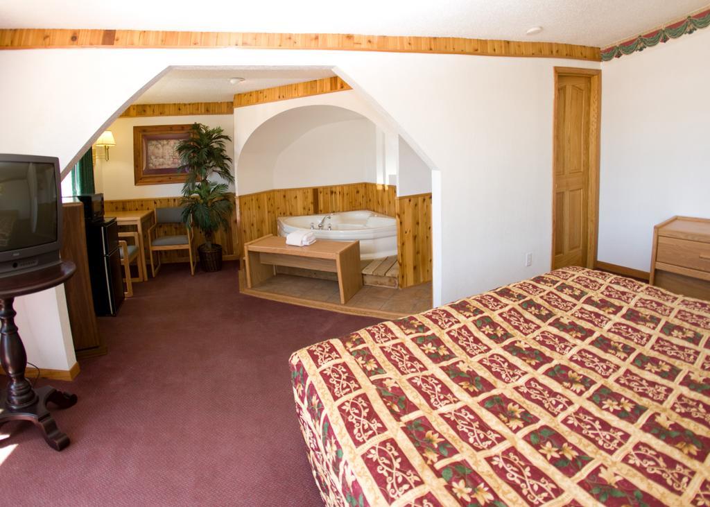North Country Inn & Suites Mandan Bagian luar foto