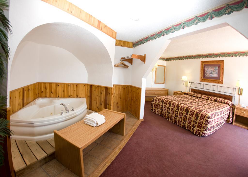 North Country Inn & Suites Mandan Bagian luar foto
