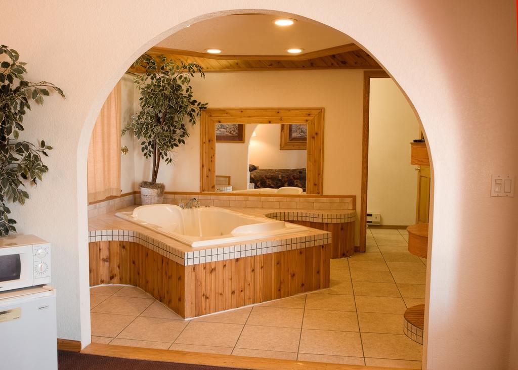 North Country Inn & Suites Mandan Bagian luar foto