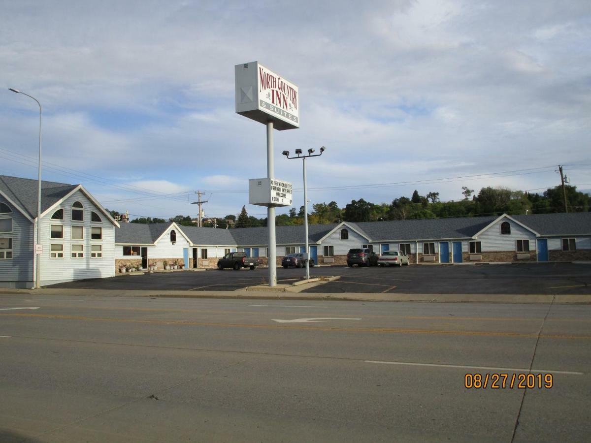 North Country Inn & Suites Mandan Bagian luar foto