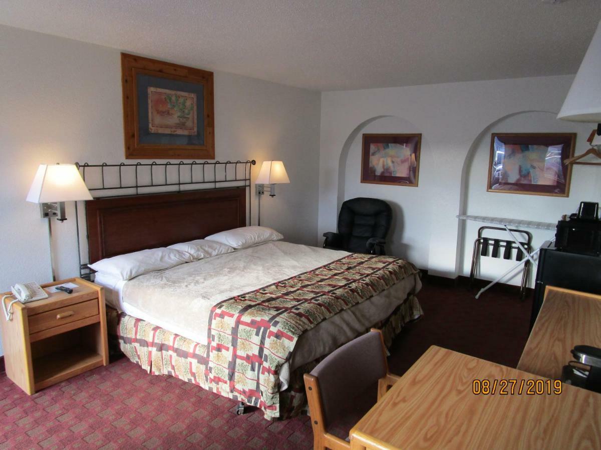 North Country Inn & Suites Mandan Bagian luar foto