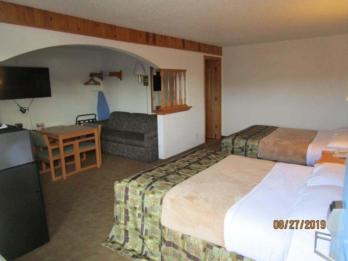 North Country Inn & Suites Mandan Bagian luar foto