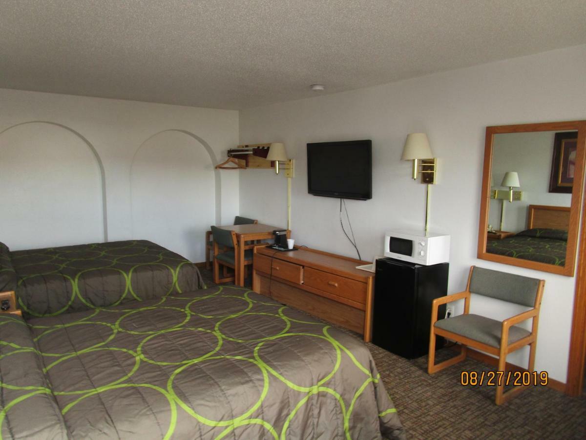 North Country Inn & Suites Mandan Bagian luar foto