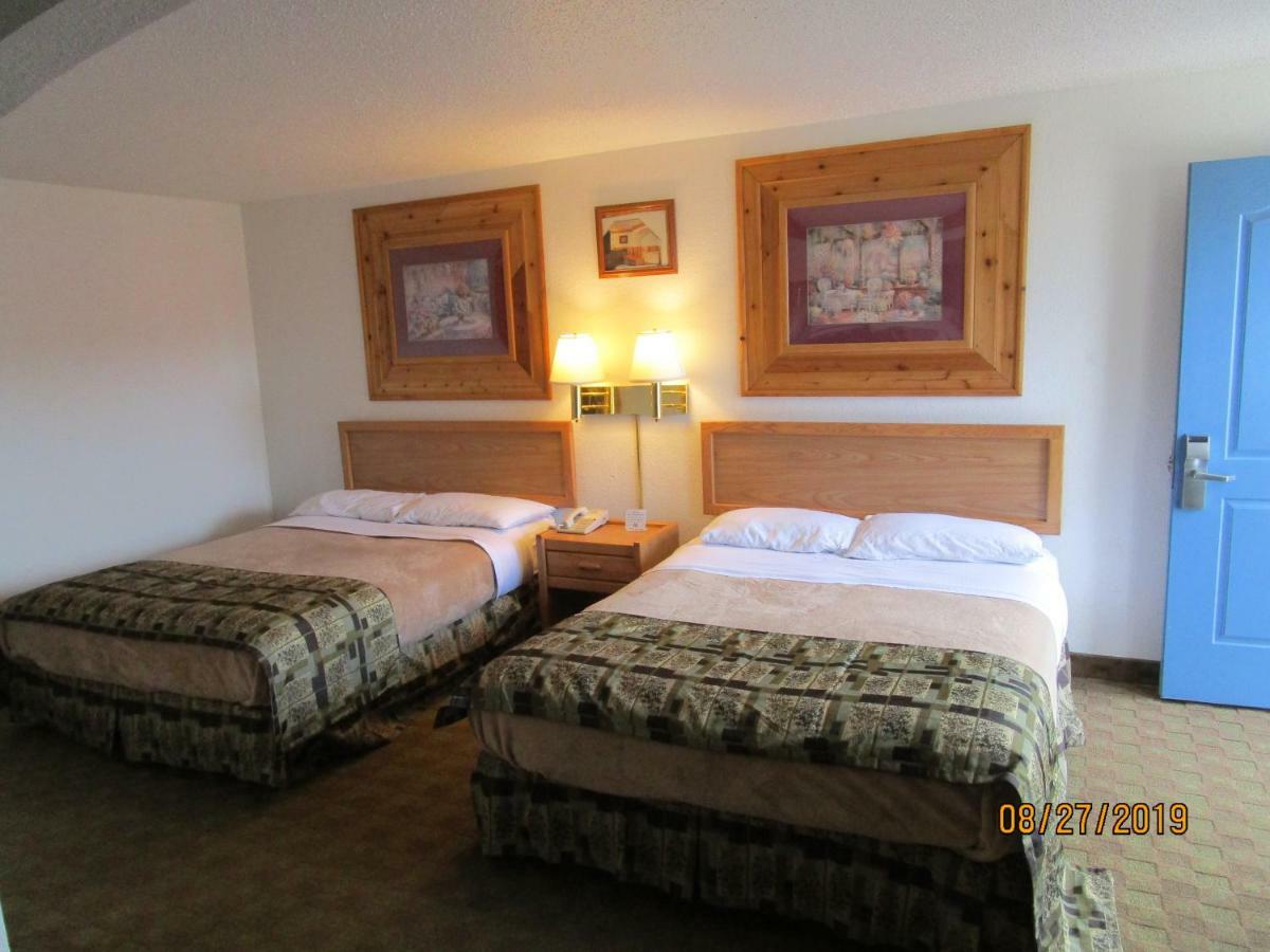 North Country Inn & Suites Mandan Bagian luar foto