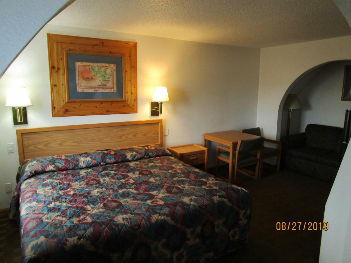 North Country Inn & Suites Mandan Bagian luar foto